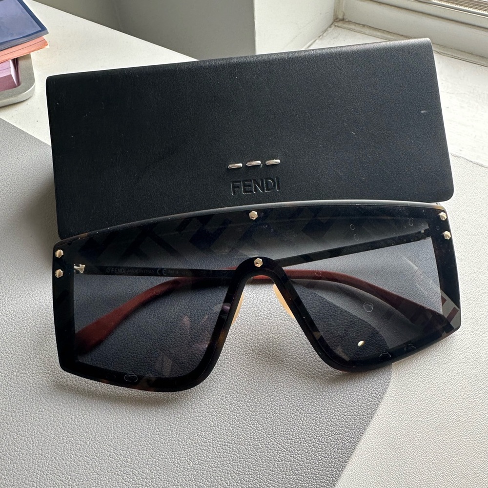 Fendi Black Logo Sunglasses